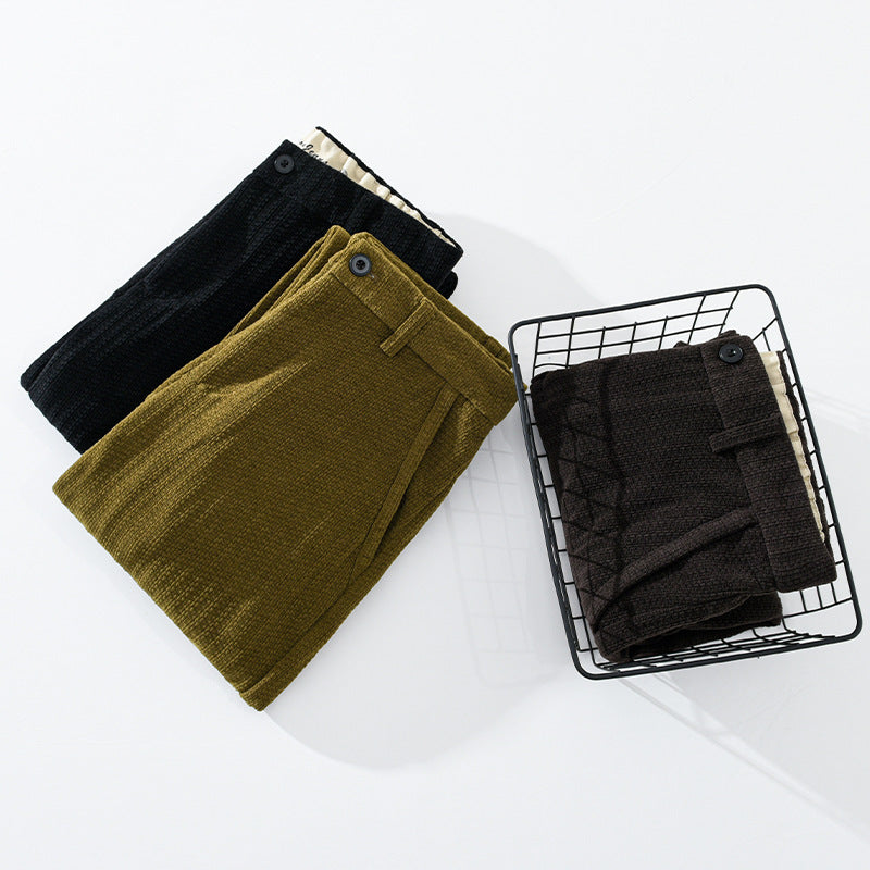 Calça masculina retrô de veludo cotelê, corte reto e modelagem slim.