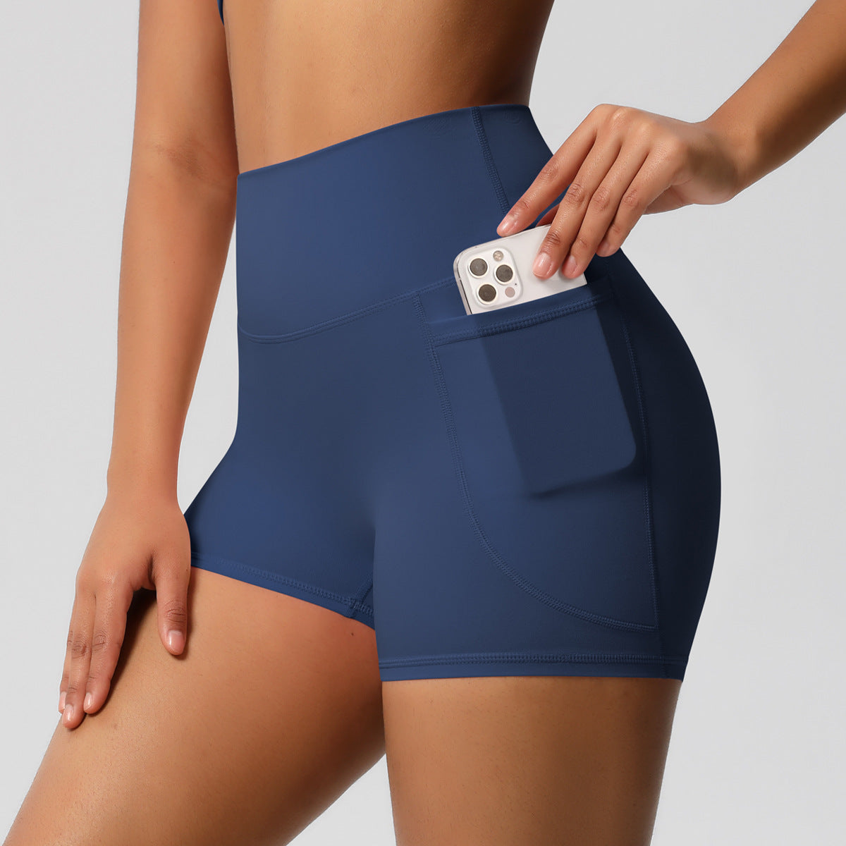 Shorts de ioga femininos com bolsos, modelo três-quartos, cor pêssego.