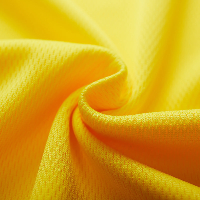 Camiseta promocional ou cultural de secagem rápida com gola redonda e mangas curtas.