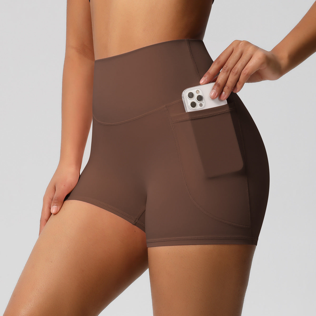 Shorts de ioga femininos com bolsos, modelo três-quartos, cor pêssego.