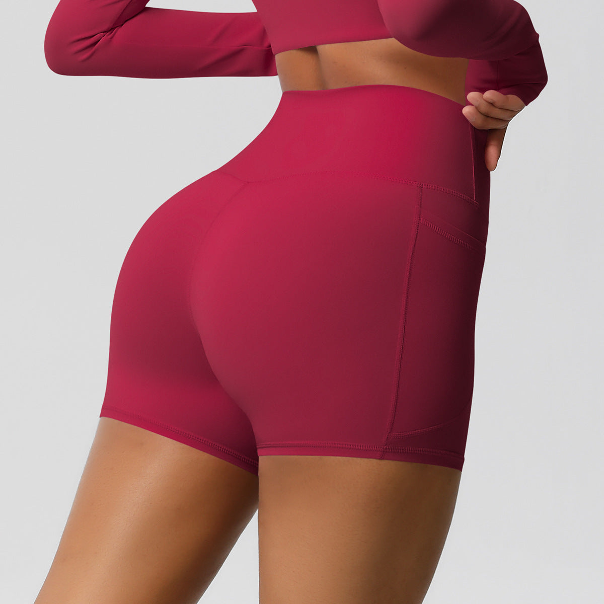 Shorts de ioga femininos com bolsos, modelo três-quartos, cor pêssego.