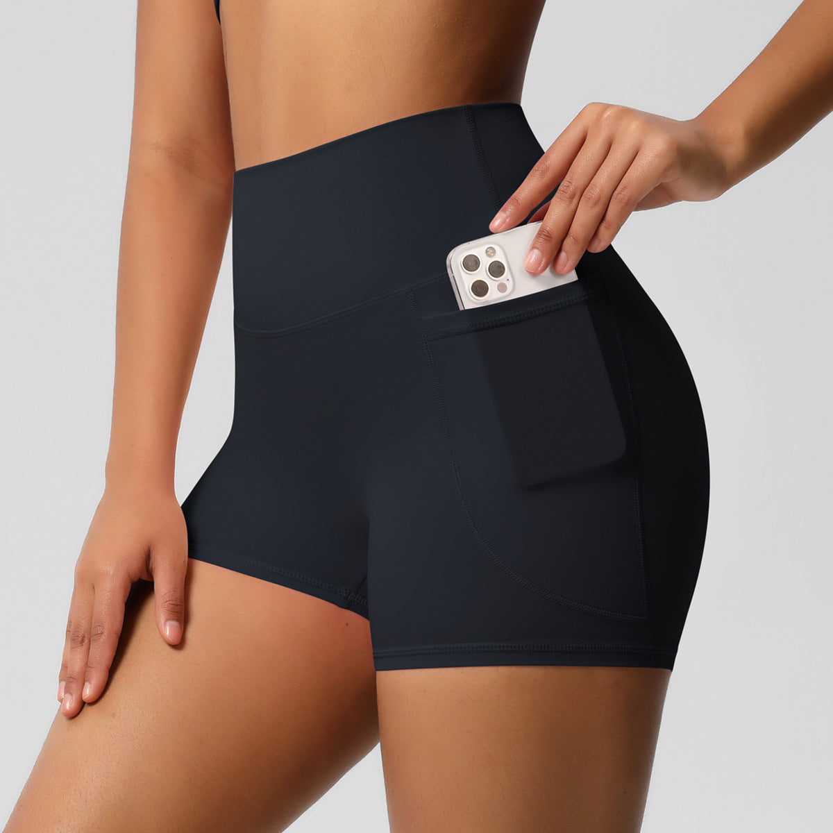 Shorts de ioga femininos com bolsos, modelo três-quartos, cor pêssego.
