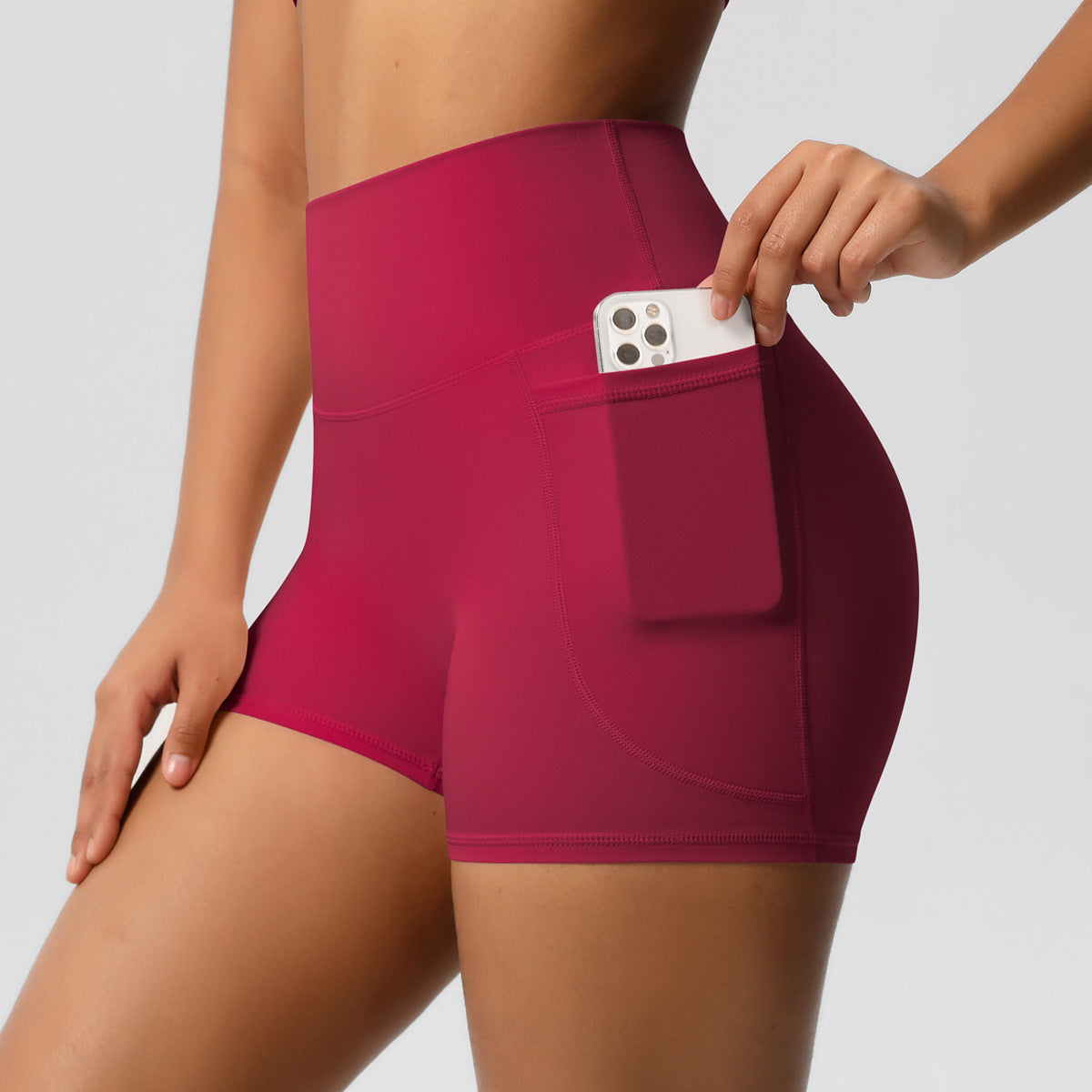 Shorts de ioga femininos com bolsos, modelo três-quartos, cor pêssego.