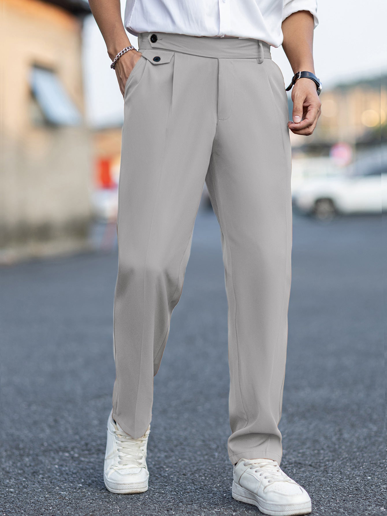 Calças masculinas casuais, elegantes e versáteis, de corte reto.