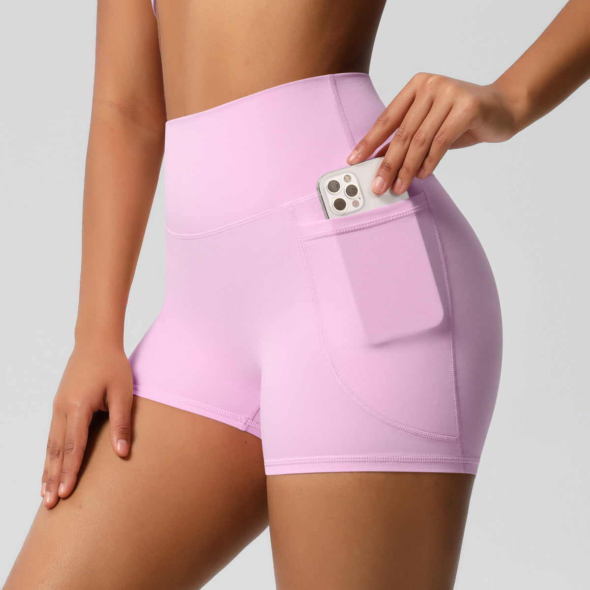 Shorts de ioga femininos com bolsos, modelo três-quartos, cor pêssego.