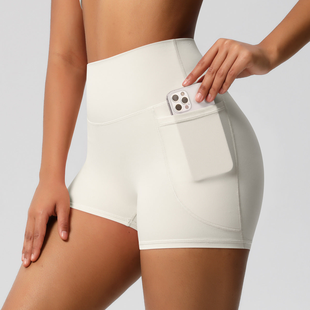 Shorts de ioga femininos com bolsos, modelo três-quartos, cor pêssego.